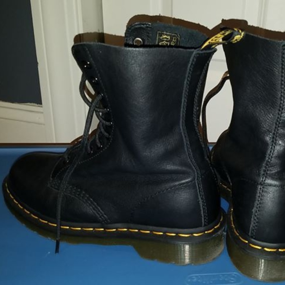 Docs 10 Eye ...soft leather black ..size 9
